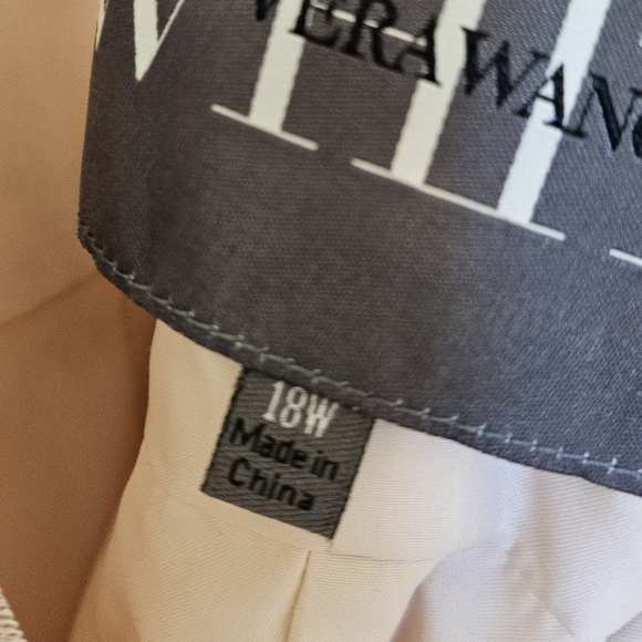 Vera Wang Wedding Gown - Picture 10 of 16